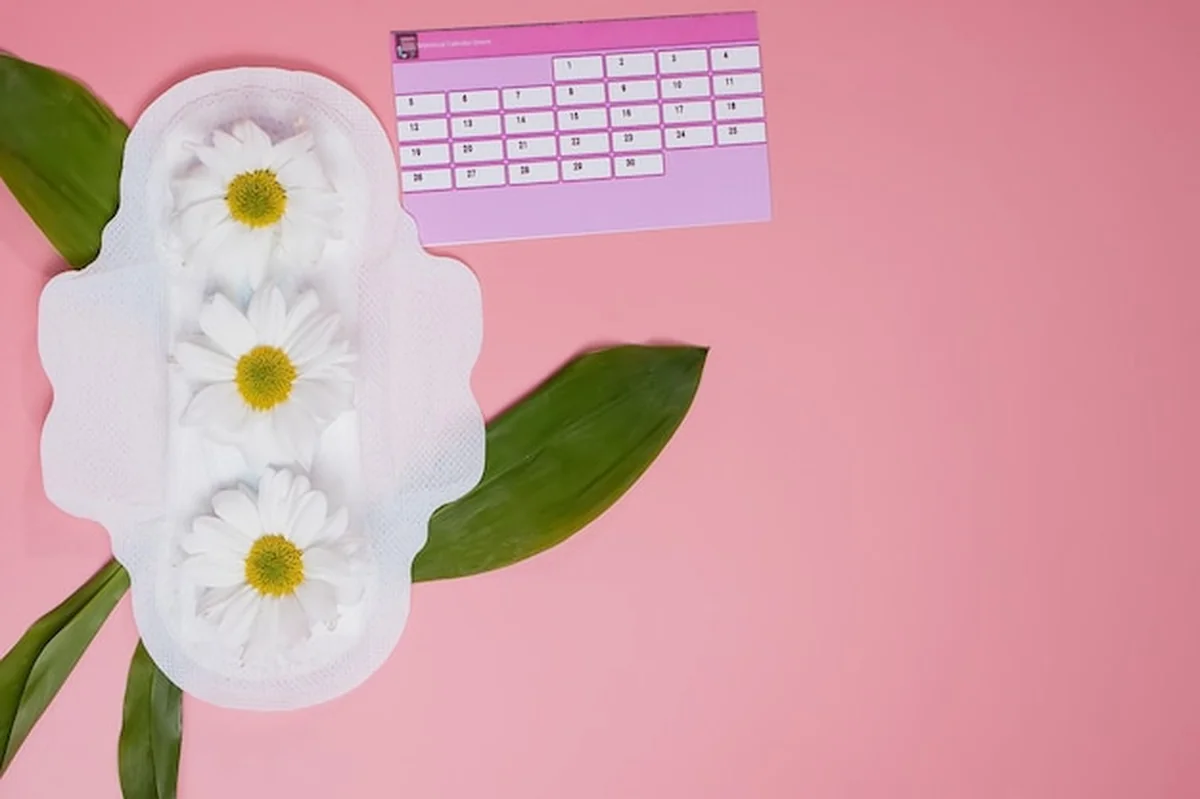 Kalendarz menstruacyjny z produktami higienicznymi dla kobiet