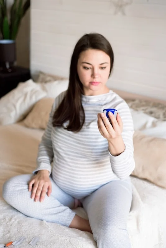 Kobieta w ciąży mierzy poziom cukru glukometrem