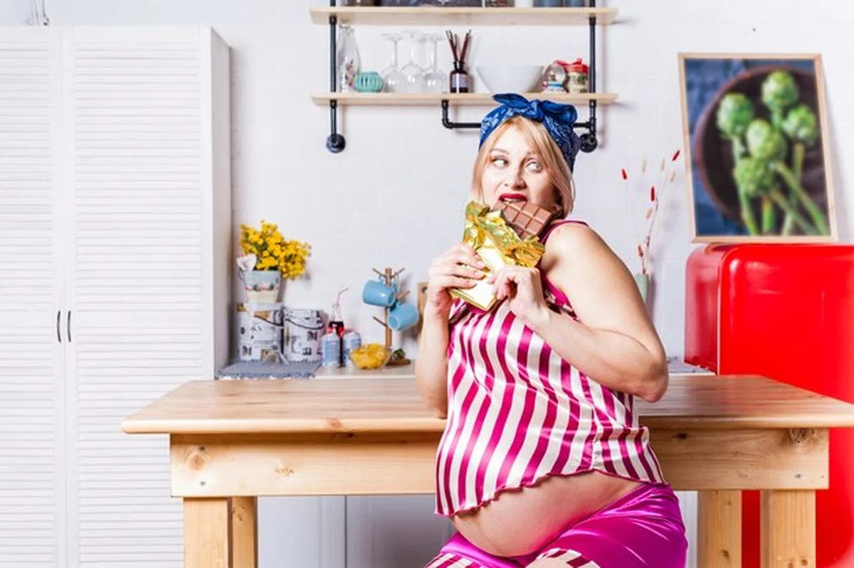 Kobieta w ciąży je czekoladę