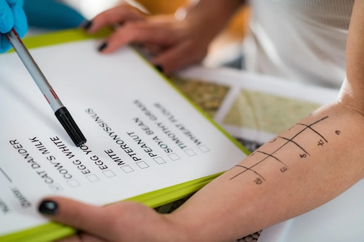 Lekarz immunolog patrząc na listę z alergenami