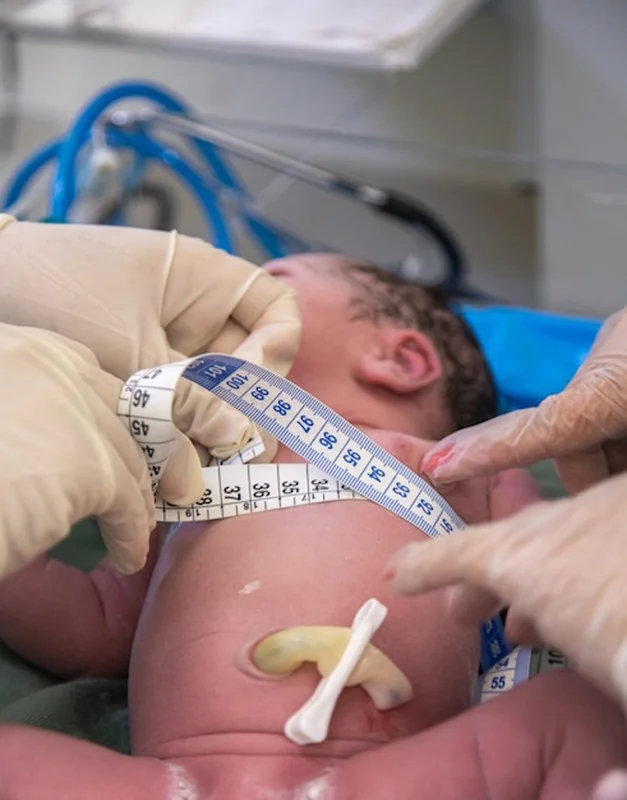 Lekarz mierzący czas skurczów u noworodka