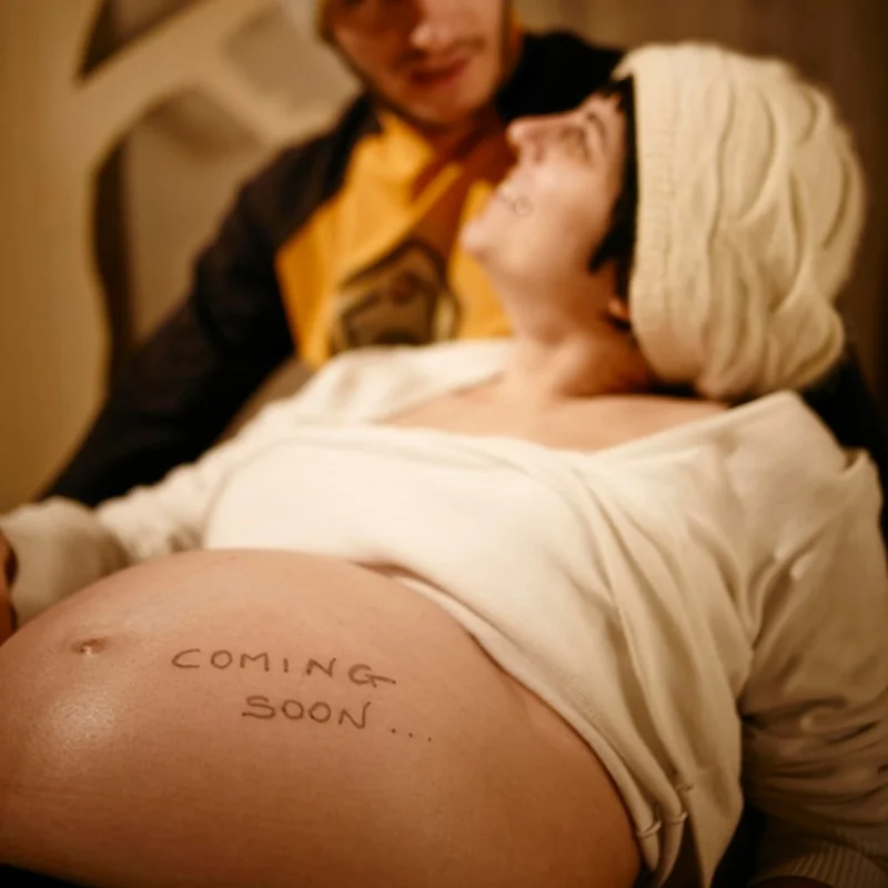 Brzuch ciężarnej kobiety w ujęciu zbliżonym