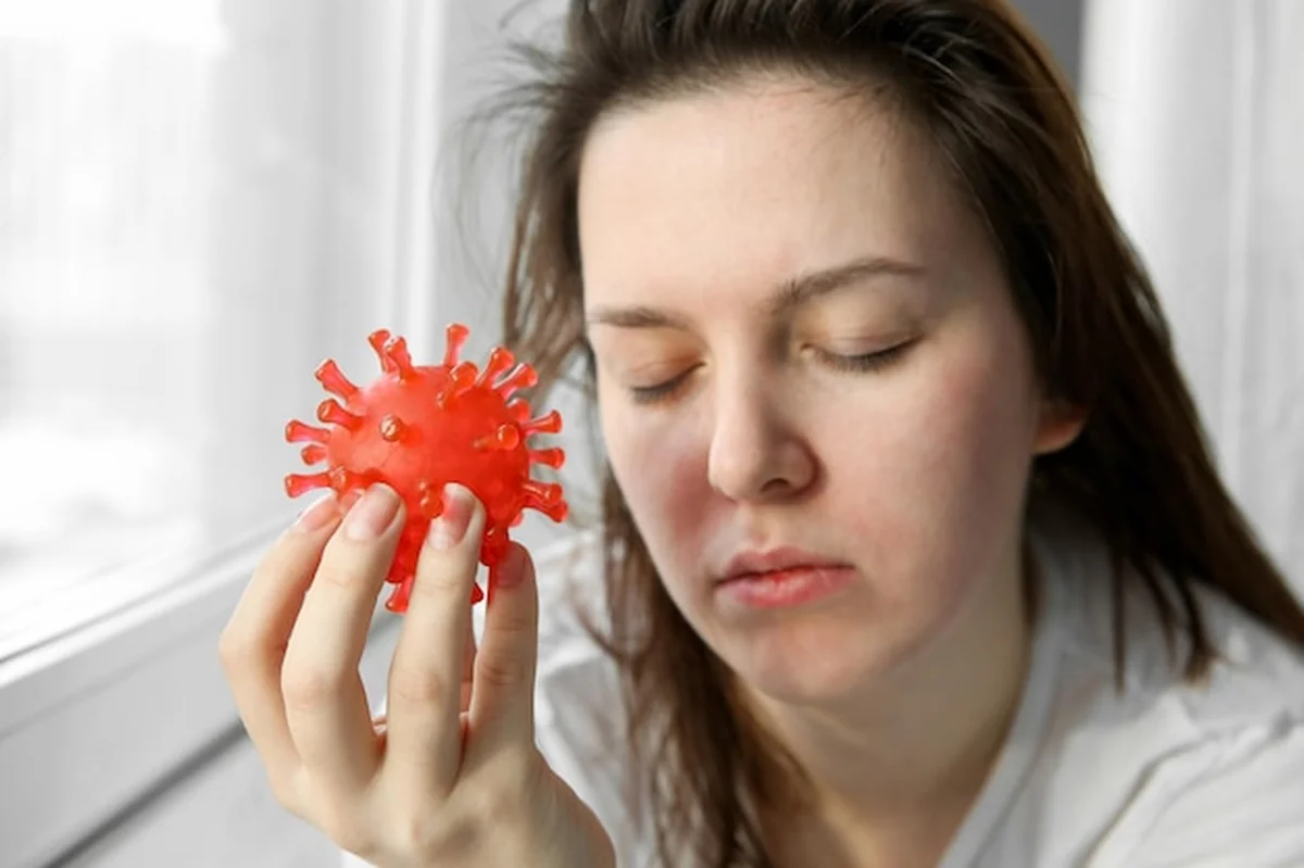 Chora młoda kobieta z czerwonym wirusem