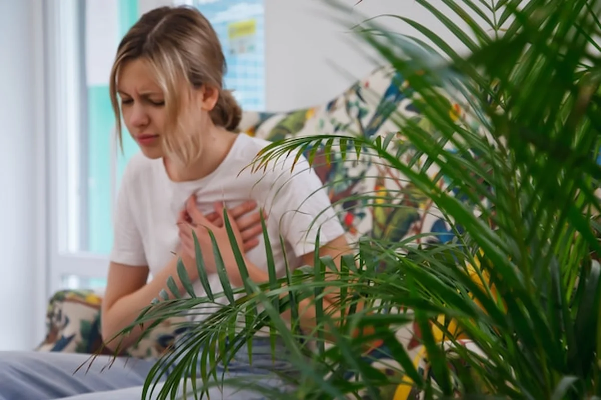 Młoda kobieta trzymająca się za klatkę piersiową z bólem w sercu