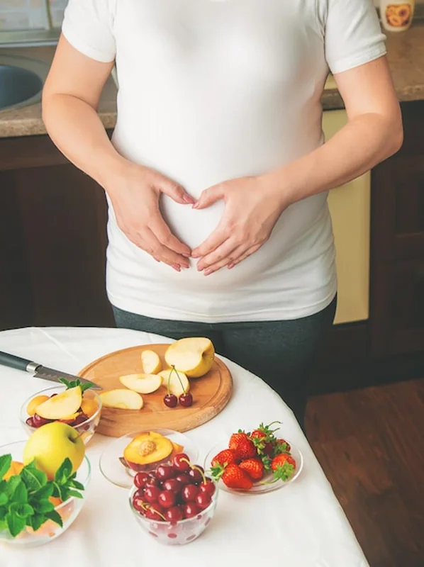 Kobieta w ciąży je owoce