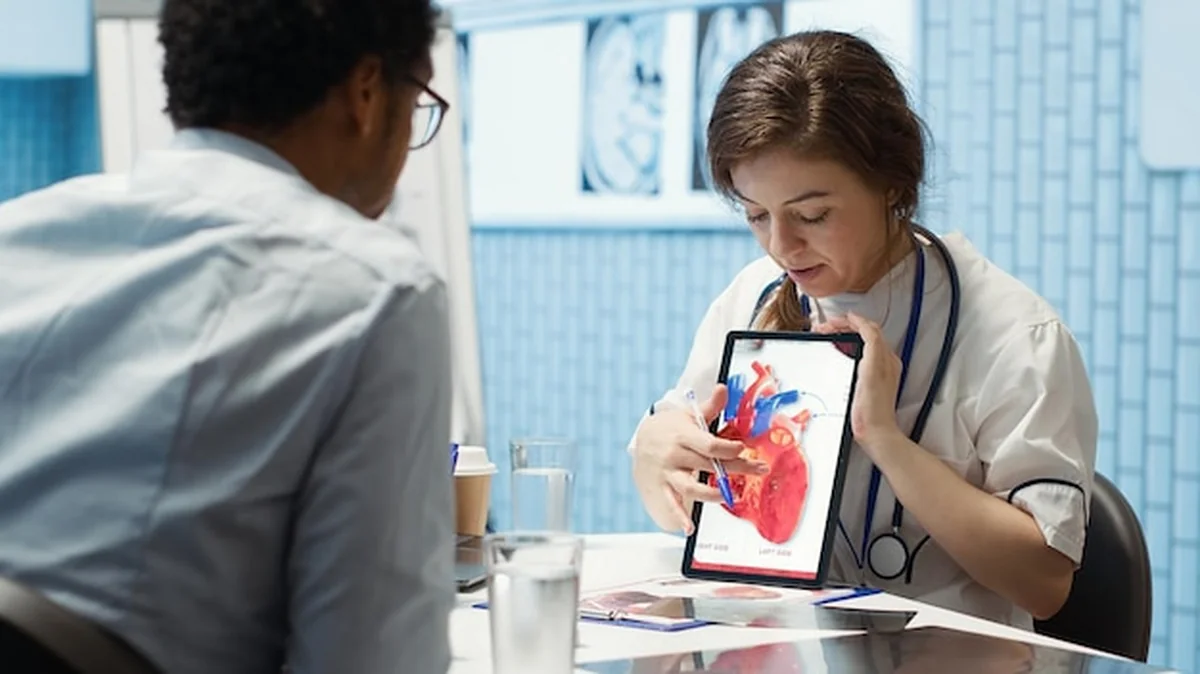 Kardiolog wyjaśnia funkcję serca na kardiogramie