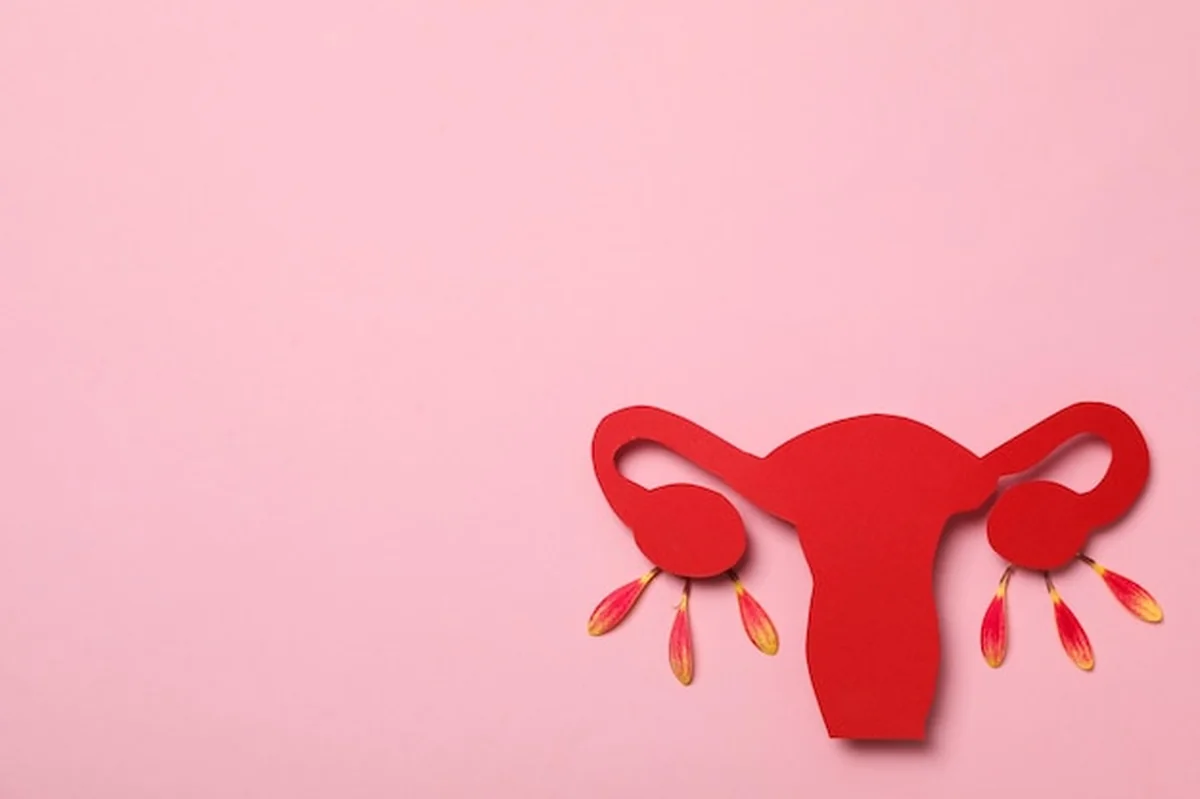 Kobieta z macicą w gabinecie lekarskim