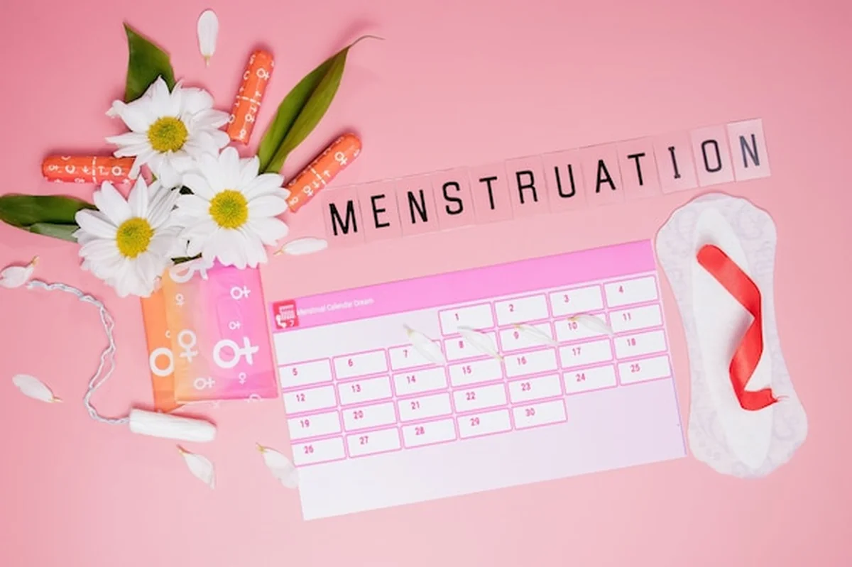 Kalendarz menstruacyjny z tamponami i podpaskami