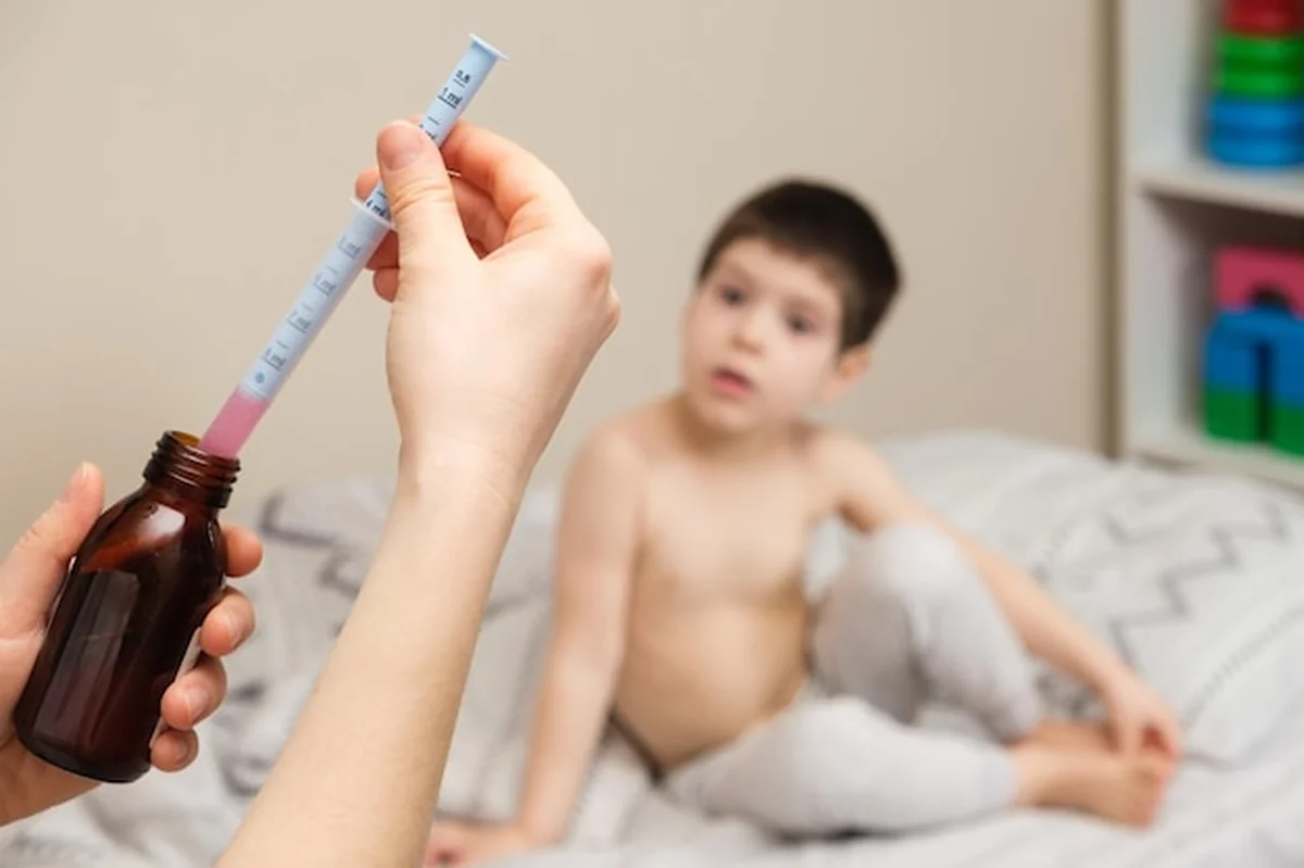 Pediatra wpisuje lek w strzykawce